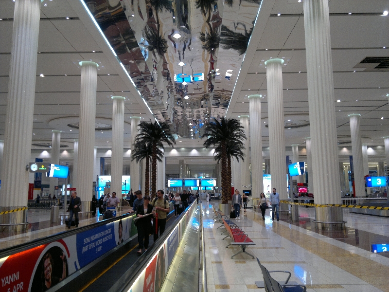 Eine riesige Halle alleine für die Gepäckausgabe. So wird man in Dubai willkommen geheissen