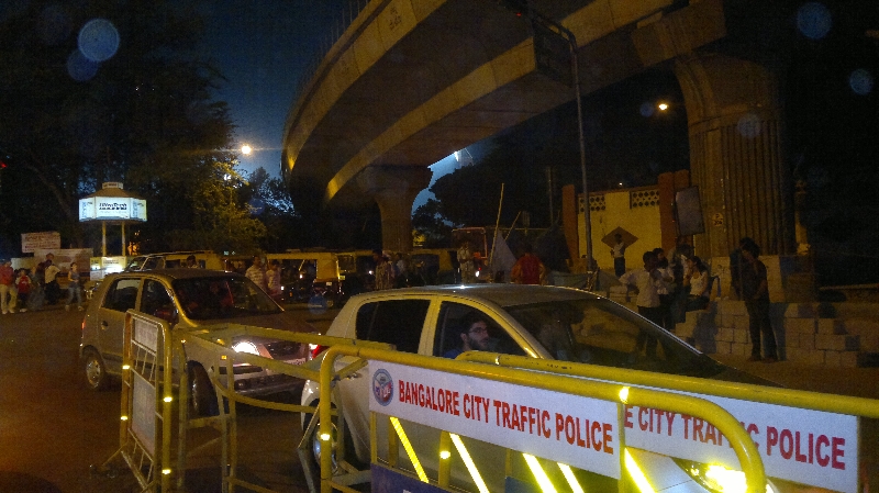Einwenig Verkehr um Mitternacht in Bangalore
