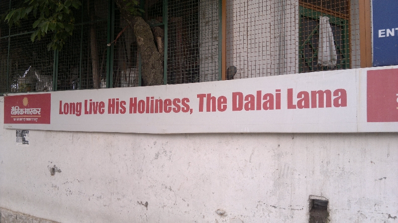 Überall in Dharamsala sind diese Banner zu sehen