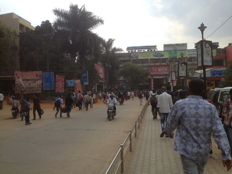 Über den Vorplatz des Hauptbahnhof von Banglore kommt man zu den Schaltern und Gleisen