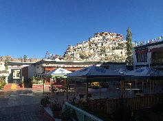  Ausblick auf Thiksey Monastery vom Hotel
