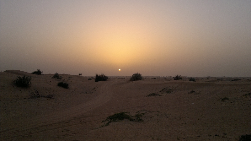 Dank der sandigen Atmosphäre ist der Sonnenaufgang nicht so spektakulär