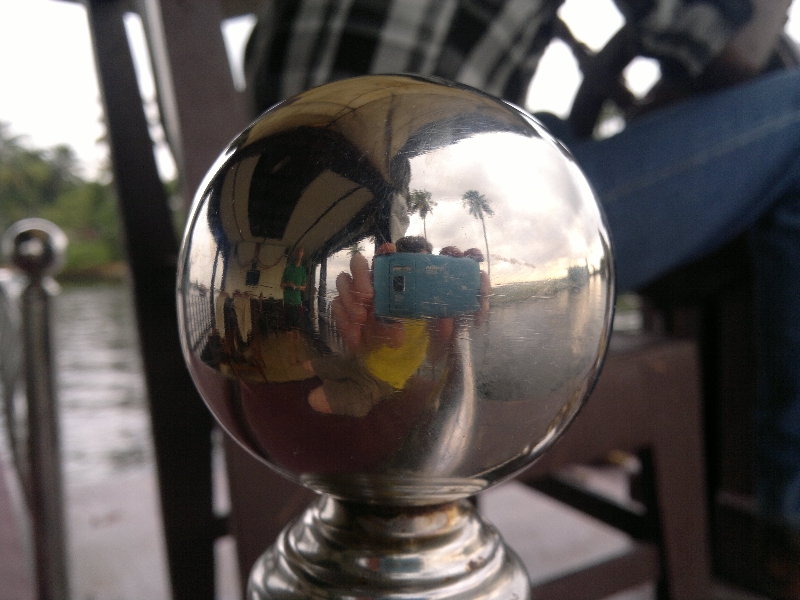 Reflexion des Decks in einer Silberkugel