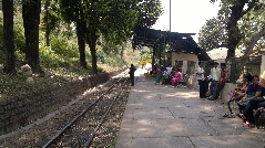 Bahnsteig mit Bahnhofsgebäude