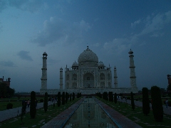 Blaue Stunde über dem Taj Mahal