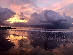 Gigantische Wolkenfront im Sonnenuntergang