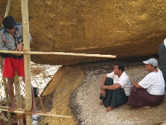  Eine Kinderhand soll den Fels ins rutschen bekommen