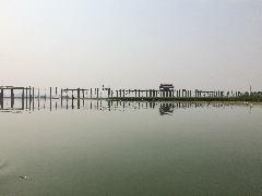  die U-Bein Brücke vom Wasser aus