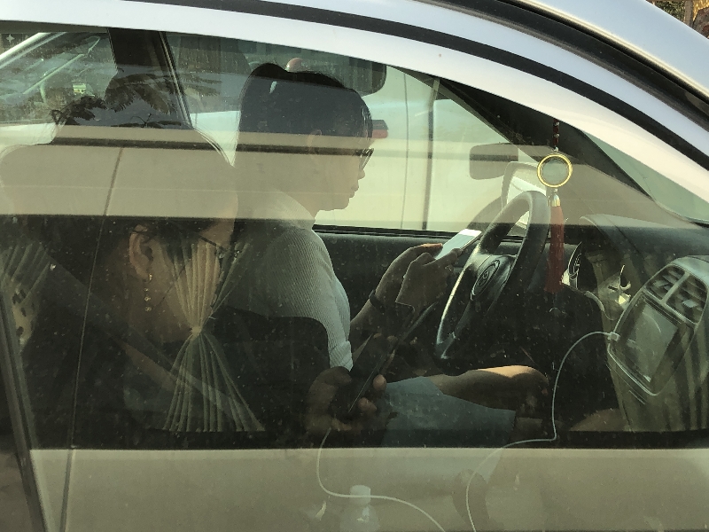 Autofahren, surfen und das Alles gleichzeitg