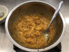 Ein Sud aus Fischöl, Zwiebel, Eigelb, Gewürzen und Zitronengras