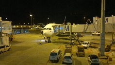 Blick vom münchner Terminal auf das Flugzeug mit angedockter Gangway