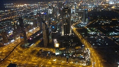 Der Blick auf das nächtliche Dubai von der Besucherplattform des Burj Khalifa