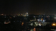 Nachtliche Aussicht auf Bangalore mit Kricketstation