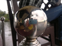 Reflexion des Decks in einer Silberkugel