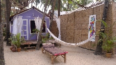 Jede Hütte im Art Resort Goa war in einer anderen Farbe gestrichen