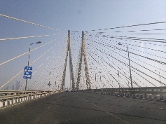 Moderne Seilbrücke nach Mumbay City