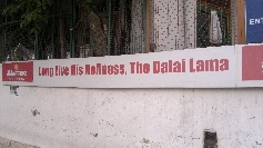 Überall in Dharamsala sind diese Banner zu sehen