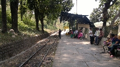 Bahnsteig mit Bahnhofsgebäude