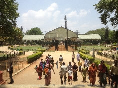 Blick auf das 1898 erbaute Gewächshaus im botanischen Garten von Bangalore