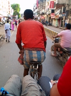  Auf der Rikshaw zum Ganges
