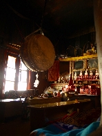  Blick ins Gebetszimmer von Dhankar Monastery