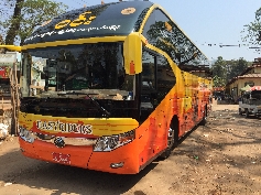 Moderner Reisebus nach Yangon