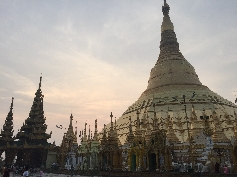Swedagon Pagode im ersten Licht des Tages