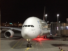 Bereit für den Abflug nach Dubai, wartend am Gate am Münchner Flughafen 