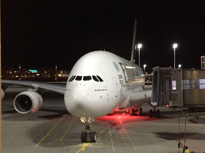 Bereit für den Abflug nach Dubai, wartend am Gate am Münchner Flughafen 