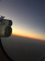 Anflug auf den Dubai International Airport im Morgengrauen