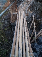  Wacklige Bambusbrücke 