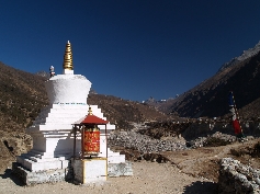 Stupa und Gebetstrommel
