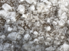 Gewachsenes Salz in den Becken der Salzgewinnung