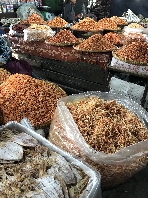 Säcke voller getrockneten Shrimps und Sepia