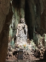 Tempelhöhle mit Statue